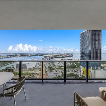 Luxury Downtown 2 Bedroom With Skyline Panorama